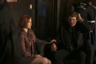 Castle – Alexis (Molly C. Quinn, l.) steht ihrem Vater (Nathan Fillion, r.) bei, nachdem ein Psychopath, mit einer Axt bewaffnet, sich seinen Weg in Castles Büro gebahnt hat ...