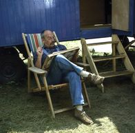 Löwenzahn Classics – Peter (Peter Lustig) richtet seinen Bauwagen ein. Das ist gar nicht so einfach. Immerhin sollen eine Küche, ein Bad, eine gemütliche Coach und ein Bett dort Platz finden.