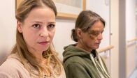 Rentnercops – SENDER: ARD - SENDETITEL: Rentnercops, Folge 15 - UNTERTITEL: Uns trennt das Leben - CAPTION: ARD RENTNERCOPS, FOLGE 15, "Uns trennt das Leben" Uhr im ERSTEN..Im Flur des Krankenhaus wartet Laura (Theresa Scholze, l.)..