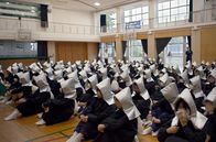 Superbeben – Japan setzt auf Zivilschutz. In den Schulen finden regelmäßige Katastrophenschutzübungen statt, um die Menschen von Kindesalter an auf die drohenden Naturkatastrophen vorzubereiten.