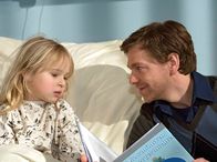 In aller Freundschaft – Viktor Schroth (Andreas Nickl) bringt seine 6-jährige Tochter Lisa (Ella Zirzow) mit einer fiebrigen Mittelohrentzündung in die Sachsenklinik.