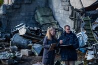 Mayday - Alarm im Cockpit – Al Dickinson (played by Kurt Logan) compares findings with a fellow investigator at the site where United Express 6291 crashed into an industrial warehouse. The crash occurred in January, 1991.