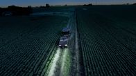 Die Bienenflüsterer – Die Umsiedlung der Bienenstöcke geschieht bei Nacht, da die Bienen dann ruhiger sind als tagsüber.