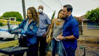 Hawaii Five-0 – Als ein sadistischer Brandstifter auf Hawaii sein Unwesen treibt, bekommen Steve (Alex O'Loughlin, r.), Grover (Chi McBride, 2.v.l.) und Kono (Grace Park, 2.v.r.) Hilfe der kalifornischen Agentin Kathy Millwood (Melina Kanakaredes, l.). Doch nach und nach entdecken Steve und seine Kollegen, dass Millwood mehr in den Fall involviert ist, als sie eigentlich sein dürfte ...