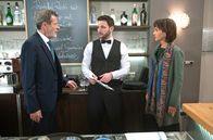 Rote Rosen – David (Arne Rudolf, M.) lässt Gunters (Hermann Toelcke, l.) Sorge um seinen Zustand an sich abperlen (mit Anja Franke, r.).