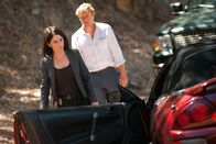 The Mentalist – Rückblende: Patrick Jane (Simon Baker, r.) steht dem CBI-Team um Teresa Lisbon (Robin Tunney, l.) bei der Aufklärung eines Falles bei ...