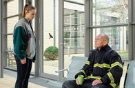 In aller Freundschaft – Feuerwehrtruppführer Jürgen Jakobs (Torsten Michaelis) weiß nun, dass seine Kollegin Nina Manzel (Julia Schäfle) mit ihrem Kollegen Max zusammen ist. Für Jürgen ist das eindeutig der Grund dafür, dass Max Nina in das brennende Haus gefolgt ist und nun schwer verletzt in der Klinik liegt. Nicht ohne Grund duldet Jürgen keine Beziehungen und "großen Gefühle" unter Kollegen in seinem Trupp. Nina fragt Jürgen, ob er schon mal auf die Idee gekommen ist, dass nicht sie, sondern Jürgen selbst der Grund für Max' Verhalten sein könnte. Ständig muss man sich Jürgen beweisen.