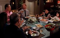 Modern Family – v.li.: Gloria Delgado (Sofía Vergara), Cameron Tucker (Eric Stonestreet), Jay Pritchett (Ed O'Neill), Mitchell Pritchett (Jesse Tyler Ferguson), Manny Delgado (Rico Rodriguez), Lily Tucker-Pritchett (Aubrey Anderson-Emmons).