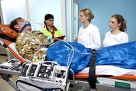 In aller Freundschaft – In einem See nahe Leipzig wurde ein junger Mann (Patrick Kalupa, li.) gefunden. Die Notärztin (Sarah Arndtz, 2.v.li.) kann Dr. Lea Peters (Anja Nejarri, 2.v.re.) und Oberschwester Arzu (Arzu Bazman, re.) keine weiteren Angaben machen, da die Papiere des Mannes noch nicht gefunden wurden.