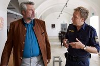 Die Rosenheim-Cops – Polizist Mohr (Max Müller, r.) informiert Kommissar Stadler (Dieter Fischer, l.) über das Mordopfer und sein persönliches Umfeld.
