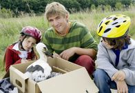 Löwenzahn – Zum Glück ist nicht viel passiert! Fritz Fuchs (Guido Hammesfahr) hat mit Ella (Celine Tanneberger, l.) und Hannes (Bela Baganz, r.) den kleinen Storch gerettet.