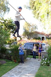Modern Family – L-R: Phil Dunphy (Ty Burrell), Luke Dunphy (Nolan Gould), Alex Dunphy (Ariel Winter), Haley Dunphy (Sarah Hyland), Claire Dunphy (Julie Bowen)