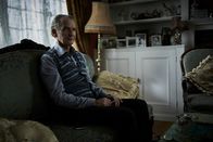 Der junge Inspektor Morse – Reginald Bright (Anton Lesser) ist untröstlich. Er hat seine geliebte Frau verloren. Noch geht er von einem tragischen Unfall aus.