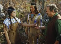 Winnetou und das Halbblut Apanatschi – In Gegenwart von Winnetou (Pierre Brice, M.) hat Apanatschi (Uschi Glas, l.) von ihrem Vater Mac Haller (Walter Barnes, r.) ein besonderes Geburtstagsgeschenk erhalten. Doch ihre Freude hält sich in Grenzen.