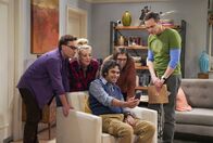 The Big Bang Theory – Finden (v.l.n.r.) Leonard (Johnny Galecki), Penny (Kaley Cuoco), Raj (Kunal Nayyar), Amy (Mayim Bialik) und Sheldon (Jim Parsons) tatsächlich einen Weg, um die Geburt von Howard und Bernadetts Sohn zu beschleunigen?