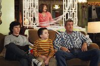 The Middle – Während sich Sue auf einer Halloweenparty wegen ihres peinlichen Kostüms blamiert und Mikes (Neil Flynn, r.) Rat braucht, muss sich Frankie (Patricia Heaton, o.) mit Bricks (Atticus Shaffer, M.) Freunden herumschlagen. Axl (Charlie McDermott, l.) will unterdessen Süßigkeiten stehlen ...