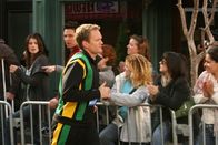 How I Met Your Mother – Barney (Neil Patrick Harris, vorne) nimmt am New York City Marathon teil. Er springt für Marshall ein, der sich kurz zuvor den Zeh gebrochen hat. Robin (Cobie Smulders, l.) und Ted (Josh Radnor, r.) sind überrascht von seiner Leistung ...