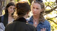 Limbo - Gestern waren wir noch Freunde – Gloria (Louise Peterhoff, li.) und My (Sofia Helin, re.) möchten ihre Freundin Ebba (Rakel Wärmländer, Mitte) unterstützen.