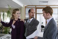 Stromberg – Als Stromberg (Christoph Maria Herbst, M.) glaubt, Jennifer (Milena Dreißig, l.) etwas näher gekommen zu sein, platzt Lars (Laurens Walter, r.) dazwischen ...