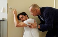 In aller Freundschaft – Selbst in einem miserablen Zustand will Max Volkmann (François Goeske, li.) nach seinem Chef Jürgen Jakobs (Torsten Michaelis, re.) sehen. Doch weit kommt er nicht und bricht an Jürgens Tür zusammen.