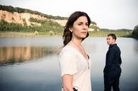 In Wahrheit – Judith (Christina Hecke) und Freddy (Robin Sondermann) vor dem See