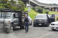 Hawaii Five-0 – Um die Verantwortlichen eines Menschenhändlerrings zu fassen, geben Danny (Scott Caan, l.) und Grover (Chi McBride, r.) alles ...