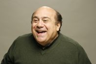 It's Always Sunny in Philadelphia – (3. Staffel) - Frank Reynolds (Danny DeVito) ist der juristische Vater von Dennis und Dee, beteuert immer nur das Beste für seine Kinder zu wollen, nutzt sie allerdings ständig aus und spannt sie für seine Zwecke ein ...