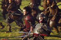 Last Samurai – Bereits nach kurzer Zeit fordert sein Vorgesetzter den Einsatz, da Katsumoto einen weiteren Angriff plant. Algren (Tom Cruise, l.) ist nicht einverstanden, da seine Männer für einen Kampf noch lange nicht bereit sind. Dennoch muss seine Truppe in die Schlacht ziehen. Im Kampf gegen die erfahrenen Samuraikrieger hat sie keine Chance ...