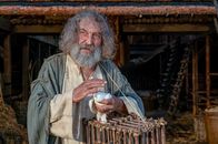 Große Mythen aufgedeckt – Noah (Dimitar Selenski) mit einer Taube. Vierzig Tage und vierzig Nächte soll er mit seiner Arche den Wassermassen standhalten.
