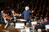 Simon Rattle & Magdalena Kožená in Prag – Seit 2024/25 ist Sir Simon Rattle Erster Gastdirigent der Tschechischen Philharmonie.