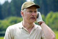 Die Rosenheim-Cops – Wo war er zur Tatzeit? Christian Randlhuber (Joachim Iffland) muss schnell noch einiges arrangieren.