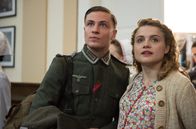 Charité – Otto Marquardt (Jannik Schümann, l.) und seine Schwester Anni (Mala Emde, r.) warten im Hörsaal der Charité auf das Kamerateam der Wochenschau.