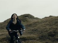 Sløborn – Evelin (Emily Kusche) schmeißt alle Pläne über den Haufen, als sie von der Ankunft ihres Vaters erfährt.