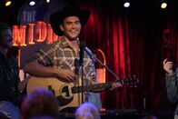 Call Me Kat – Max (Cheyenne Jackson)