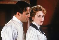 Titanic – Die 17-jährige Rose DeWitt Bukater (Kate Winslet, r.) soll in Amerika auf Drängen ihrer Mutter eine Zweckehe mit Cal (Billy Zane, l.) eingehen, um ihren Lebensstandard halten zu können und das Ansehen, der in finanzielle Schwierigkeiten geratenen Familie zu retten. Wird Rose stark genug sein, um diese Bürde zu tragen?