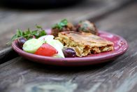 Zu Tisch ... – Zu Tisch Pindosgebirge – Grichenland Manitaropita: Blätterteig mit Pilzfüllung Copyright: SRF/Berlin Producers/Thomas Funk