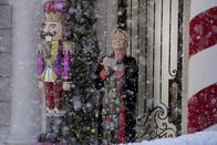 Hacks – Deborah (Jean Smart) gibt eine glamouröse Weihnachts-Dinnerparty. Sie lädt auch ihre entfremdete Schwester Kathy ein. Diese hatte vor Jahrzehnten eine Affäre mit ihrem Ex-Mann. Wird sich ihre fröhliche Stimmung halten?