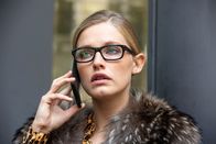 The Bank Hacker – Ada (Ella-June Henrard) versucht, an die Beschäftigten der Bank heranzukommen, indem sie sich als Mitarbeiterin einer Baufirma ausgibt.