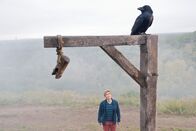 Löwenzahn – Ganz schön unheimlich - Fritz Fuchs (Guido Hammesfahr) und Keks suchen auf dem Galgenberg nach dem verschwundenen Raben.