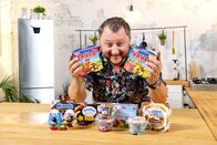 ZDFbesseresser: Sebastian Lege packt aus – Schoko-Vanille-Puddings für Kinder gibt es von vielen Herstellern. Doch woraus bestehen die gelben und braunen Pudding-Flecken wirklich? Sebastian Lege lüftet das Puddinggeheimnis.