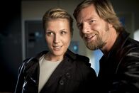 Der letzte Bulle – (4. Staffel) - Als Controllerin Steffi Averdunk (Franziska Weisz, l.) seinen Dienstwagen, den alten Ford Mustang, wegen zu hohen Spritverbrauchs ausmustern will, ist sie bei Mick (Henning Baum, r.) endgültig unten durch. Ob sie diesen Fehler je wiedergutmachen kann?; (4. Staffel) - Als Controllerin Steffi Averdunk (Franziska Weisz, l.) seinen Dienstwagen, den alten Ford Mustang, wegen zu hohen Spritverbrauchs ausmustern will, ist sie bei Mick (Henning Baum, r.) endgültig unten durch. Ob sie diesen Fehler je wiedergutmachen kann?