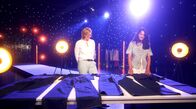 Marktcheck checkt ... – Beim Qualitätscheck der H&M-Produkte im „Marktcheck checkt“-Studio bewerten Expertinnen Material, Verarbeitung und Haltbarkeit.