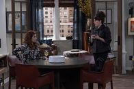 Will & Grace – (v.li.) Debra Messing (Grace Adler), Megan Mullally (Karen Walker).