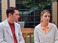 In aller Freundschaft – Philipp (Thomas Koch) versucht mit Arzu (Arzu Bazman) zu reden. Doch bei Arzu sitzt der Schock tief. Schon einmal hat Philipp sie mit Nora Steffens betrogen und nun hat Arzu Angst, dass sich Nora immer wieder zwischen sie drängen wird.
