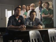 Scrubs - Die Anfänger – V.vo.l.: Janitor (Neil Flynn) und Dr. John 'J.D.' Dorian (Zach Braff)