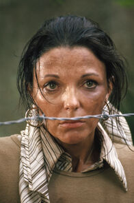 In der Gewalt der Riesenameisen – Maklerin Marylin Fryer (Joan Collins) ist mit ihren Kunden in großer Gefahr.