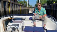 Was kostet... – Johannes Zenglein auf seinem Charterboot in der Schleuse Mirow.