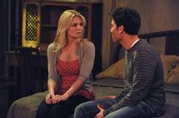 How I Met Your Mother – Ted (Josh Radnor, r.) möchte mit Zoey (Jennifer Morrison, l.) ein romantisches Wochenende am Meer verbringen, doch Zoey hat andere Pläne ...