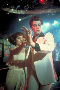 Saturday Night Fever – Viele Stunden haben Tony (John Travolta) und seine Partnerin Stephanie (Karen Lynn Gorney) für den großen Tanzwettbewerb trainiert. Ob sie gewinnen können?