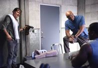Lethal Weapon – In Murtaughs alter Nachbarschaft räumt eine Crew Häuser aus, deren Bewohner ausgegangen sind. Riggs (Clayne Crawford, l.) und Murtaugh (Damon Wayans, r.) ermitteln und haben schon bald eine heiße Spur ...